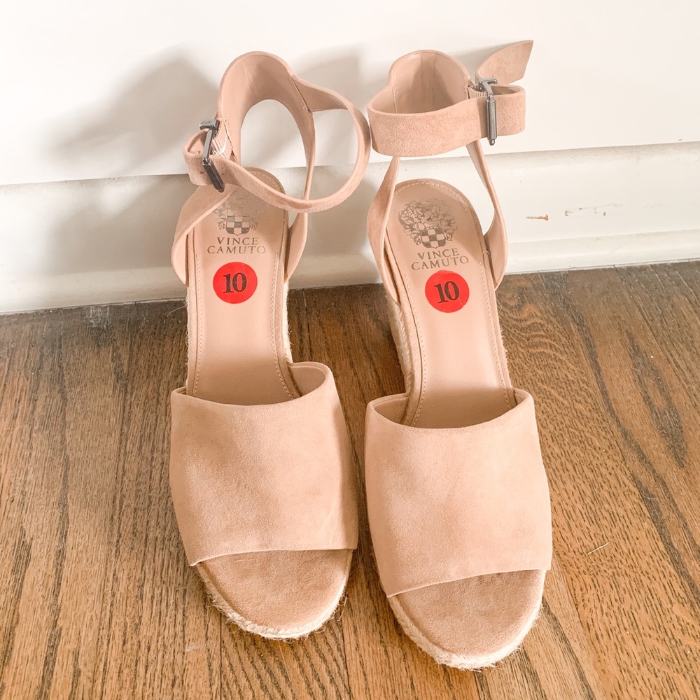 Light peach/nude wedges!